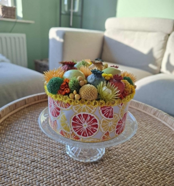 Bloementaartje geel/oranje/groen op schoteltje